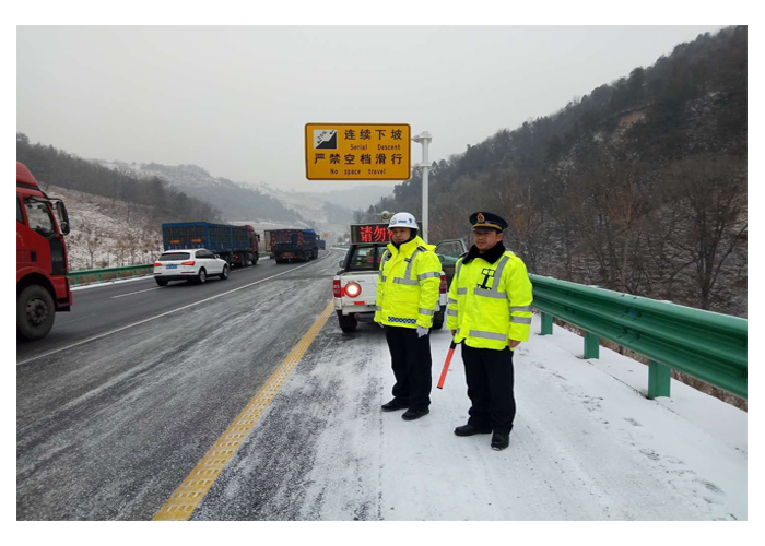 黄延路政大队多方联动，积极进行道路除雪保畅