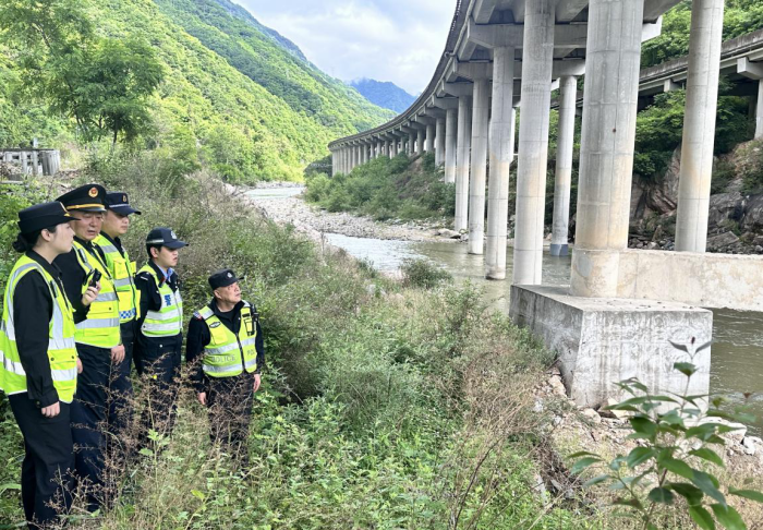 9.5月4日，总队第八支队四大队执法人员沿G244国道查看了铁佛殿特大桥对桥柱加固情况进行检查.png