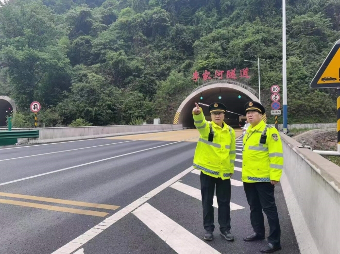 3.5月1日，总队第二支队六大队对辖区宝汉高速路段隧道口边坡护坡进行安全隐患排查.jpg
