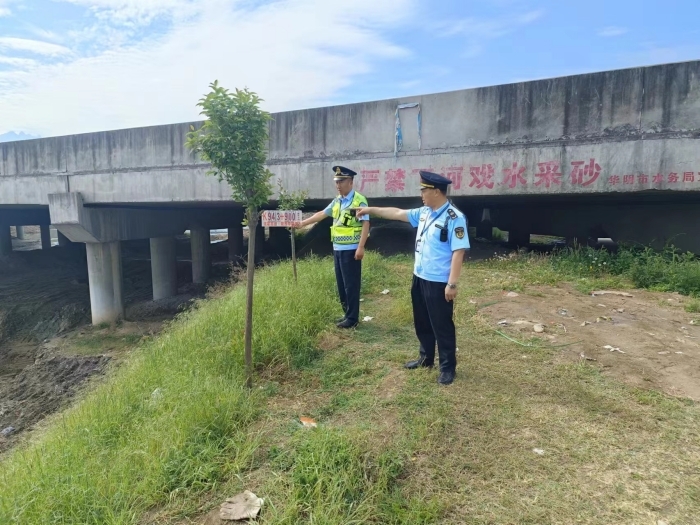 6：5月3日，总队第五支队一大队联合辖区高速公路运营企业对桥下空间进行安全隐患排查.jpg