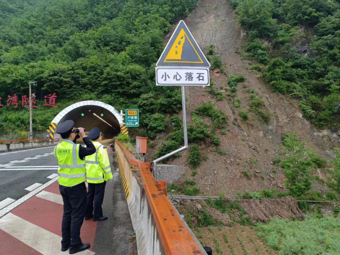 11.总队第十支队六大队对水阳高速左家湾隧道下行滑坡体进行安全隐患重点排查，现场记录安全隐患详情，并告知养护中心重点监控.png